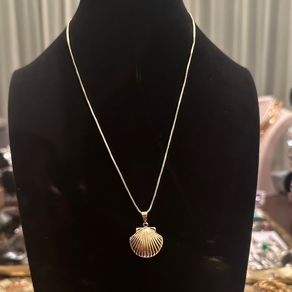 Elegant Gold Shell Pendant Necklace